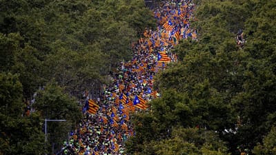 Perde-se a conta aos milhares a gritar "independência!" em Barcelona - TVI