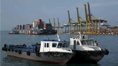 Cinco desaparecidos após colisão entre barcos ao largo de Singapura - TVI