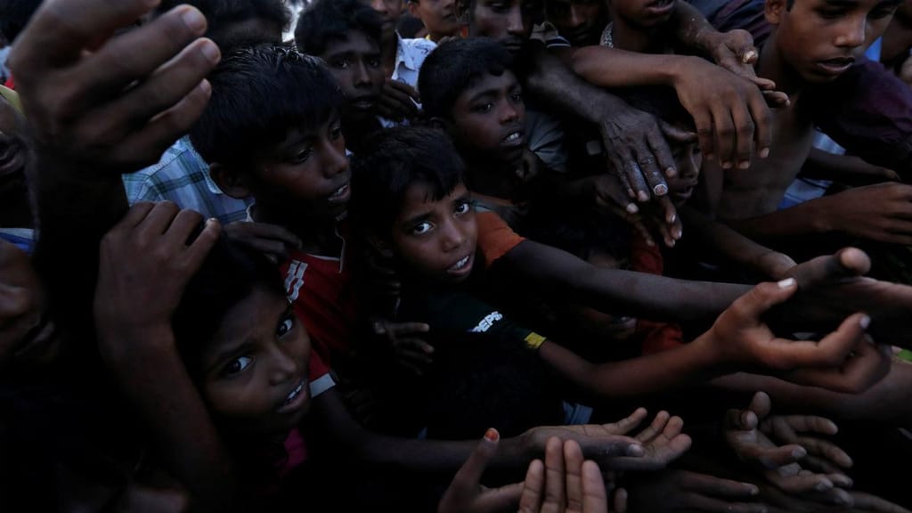 Mais de 400 mil rohingya já fugiram da Birmânia devido à violência
