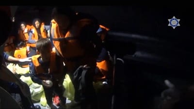 GNR ajuda 17 afegãos, a maioria crianças, a desembarcar na ilha grega de Lesvos - TVI
