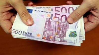 Mandaram notas de 500 euros pela sanita abaixo vá-se lá saber porquê - TVI
