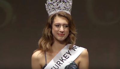 Mistura de menstruação com vítimas de rebelião custou título a Miss Turquia - TVI