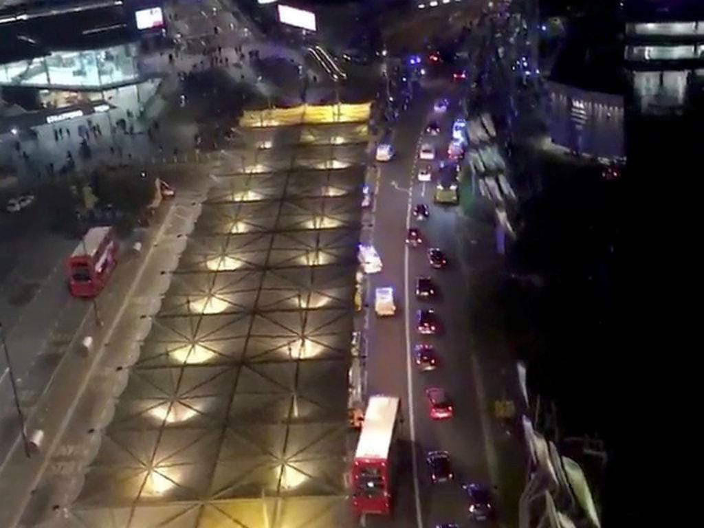 Carros da polícia e ambulâncias junto à estação de metro de Stratford, em Londres
