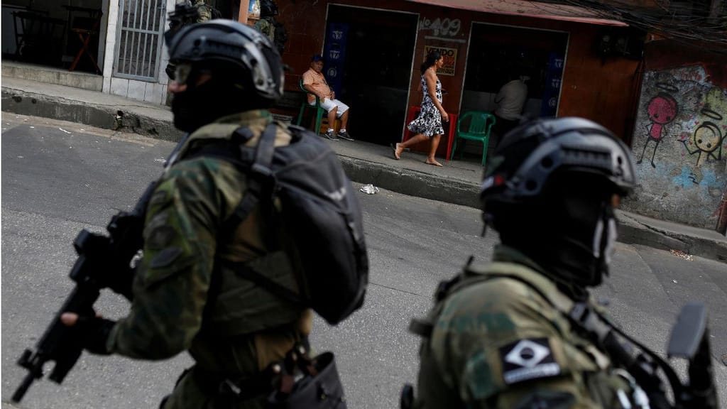 Favela da Rocinha no Brasil cercada por militares 