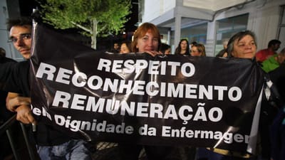 Enfermeiros e professores esperam por Costa para pedir “justiça" - TVI
