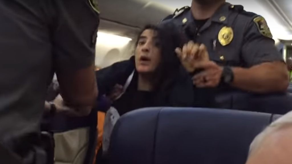 Mulher retirada à força de avião da companhia aérea Southwest Airlines