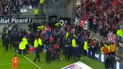 Dezoito adeptos do Lille feridos após queda de parte de bancada - TVI