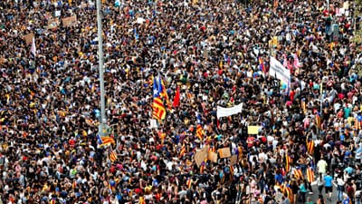 Milhares saem para as ruas de uma Espanha dividida - TVI