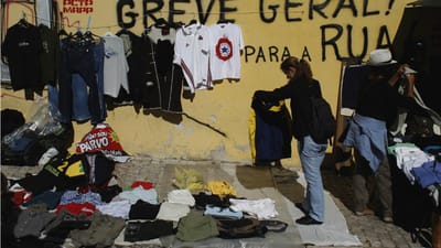 Associação nega vender roupa doada em feiras - TVI