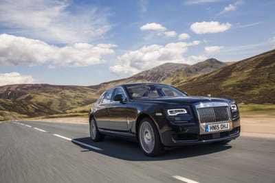 Rolls-Royce de 300 mil euros engolido pelo chão quando esperava no trânsito - TVI