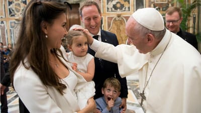 Papa reconhece que Igreja descurou proteção de crianças vítimas de abusos - TVI