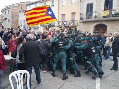 As fotografias manipuladas da violência policial na Catalunha - TVI