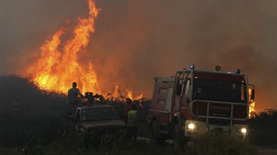 Chamas em Gondomar ameaçam casas, um bombeiro ferido - TVI