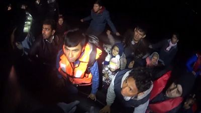 Vídeo mostra Polícia Marítima a resgatar bebés e crianças no mar Egeu - TVI