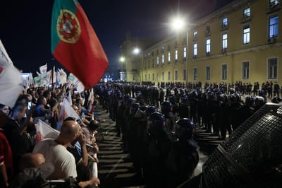 Polícias ameaçam com protestos por atraso no pagamento de subsídios - TVI