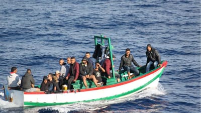 Fuzileiros portugueses apanham 18 tunisinos no Mediterrâneo - TVI