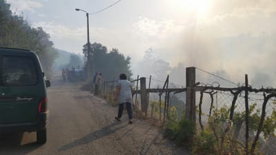 Incêndios cortam estradas e obrigam a evacuar aldeias - TVI