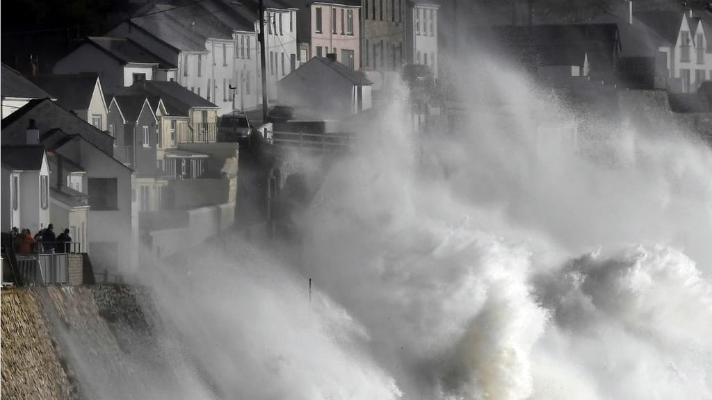 Mar alterado devido ao furacão Ophelia -
Porthleven, Cornwall, Inglaterra