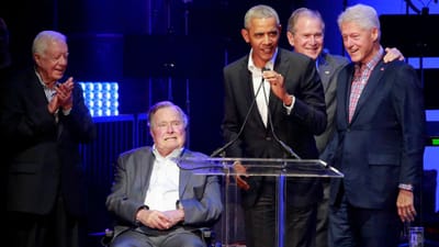 O que fazem cinco presidentes dos EUA juntos no mesmo palco? - TVI