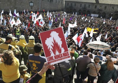 Milhares nas ruas da Galiza para exigir responsabilidades pelos incêndios - TVI