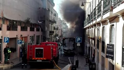 Incêndio em Lisboa perto da Assembleia da República - TVI