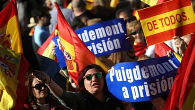 Manifestantes pró-Espanha pedem prisão de Puigdemont - TVI