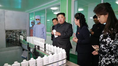 Kim Jong-un visita fábrica de cosméticos com a mulher e a irmã - TVI