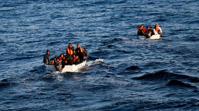 Mais 39 migrantes resgatados no Mediterrâneo - TVI