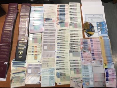 Polícia grega desmantela rede de tráfico de migrantes e falsificação de documentos - TVI