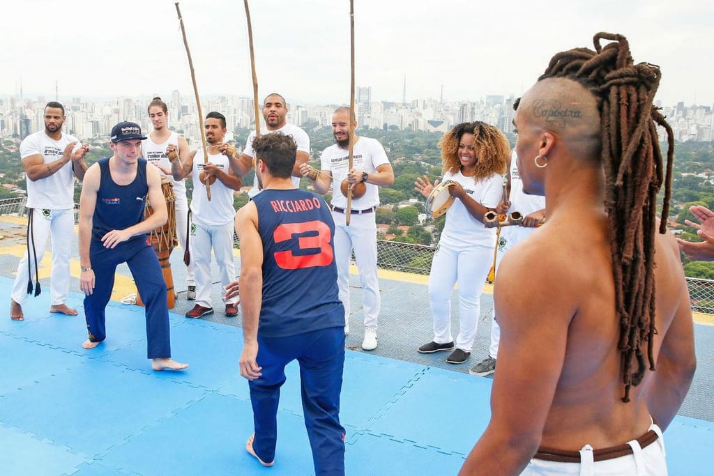 Verstappen e Ricciardo aprendem Capoeira (imagem RedBullRacing)