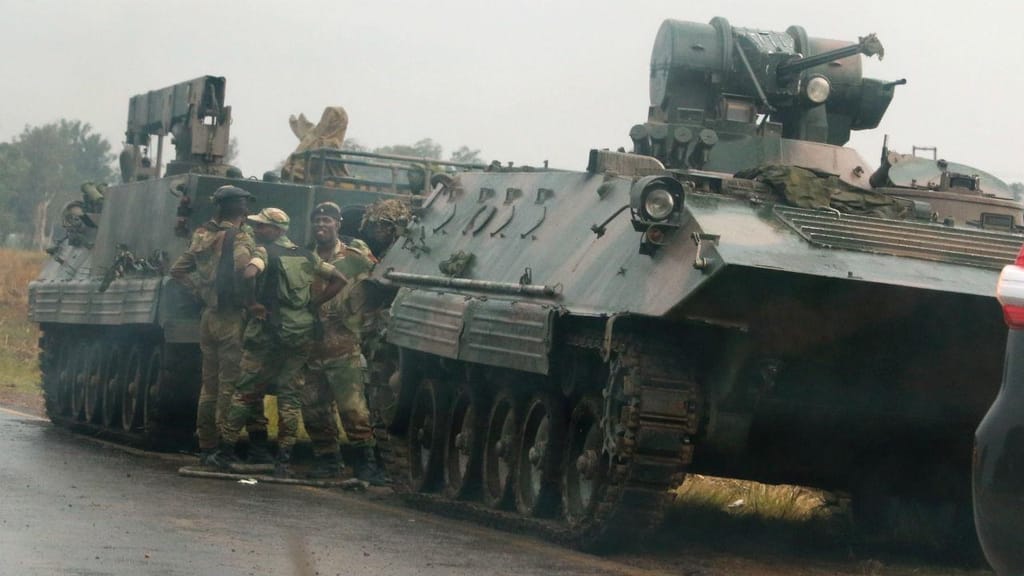 Veículos militares à saída de Harare, Zimbabué 14 de novembro de 2017