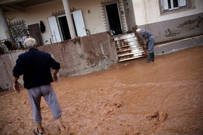 Sobe para 15 o número de mortos após chuvas torrenciais na Grécia - TVI