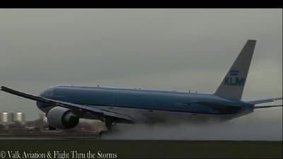 Vídeo capta raio a atingir avião - TVI