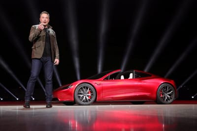 Tesla quer clientes a participarem na produção dos seus carros - TVI