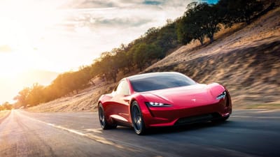 Elon Musk equaciona colocar o Tesla Roadster “a voar” - TVI