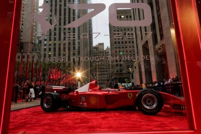 Ferrari campeão com Schumacher em 2001 vendido por 6,3 milhões - TVI