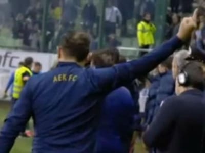 VÍDEO: treinador do AEK pede desculpa por gesto obsceno para a bancada - TVI