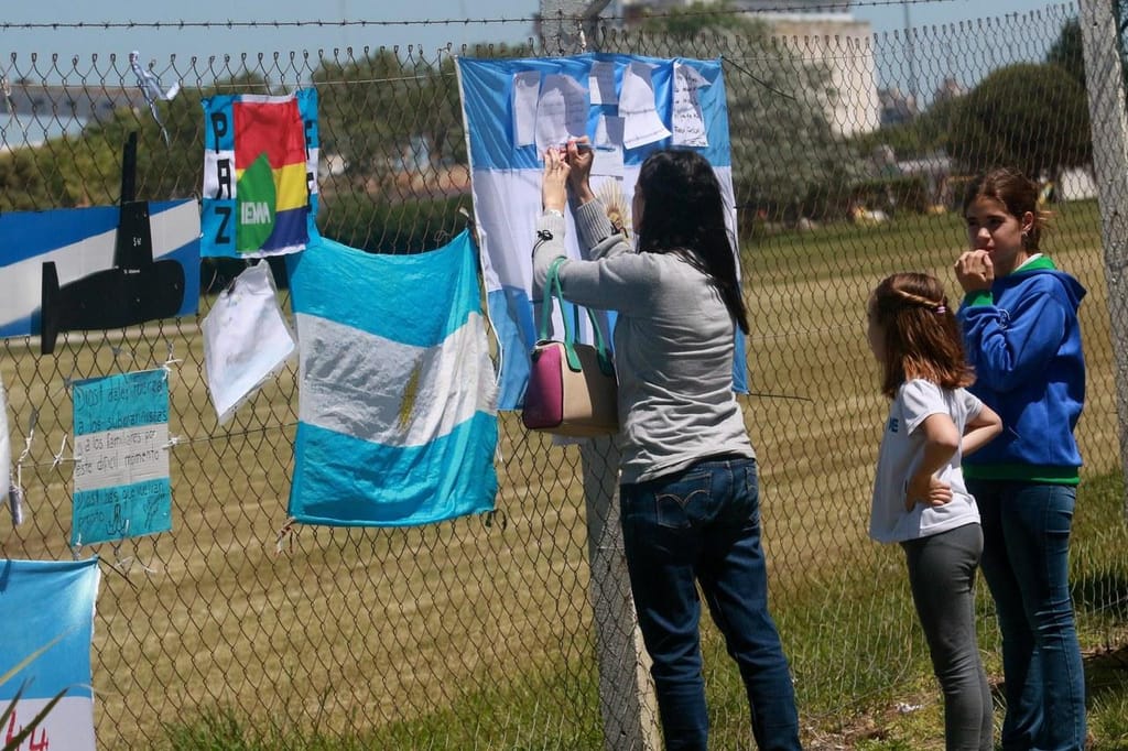 Familiares desesperam por notícia dos tripulantes do submarino argentino