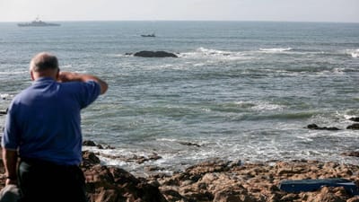 Mergulhadores vão vistoriar embarcação naufragada em busca de pescador desaparecido - TVI