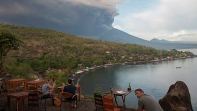 Bali ajuda turistas retidos por causa da erupção de vulcão - TVI
