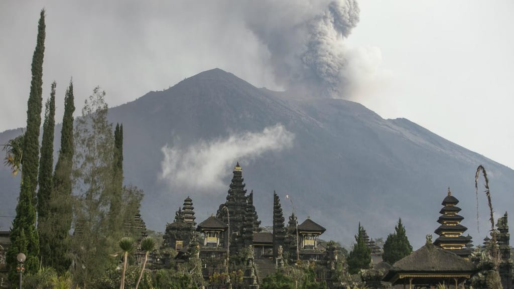 Vulcão Agung em erupção