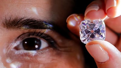Mulher rouba diamantes valiosos trocando-os por pedras - TVI