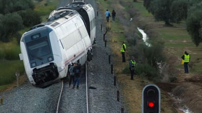 Descarrilamento de comboio faz pelo menos 21 feridos em Sevilha - TVI