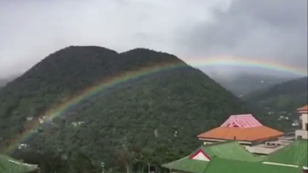 Arco-íris brilha 9 horas sem parar numa montanha da China 