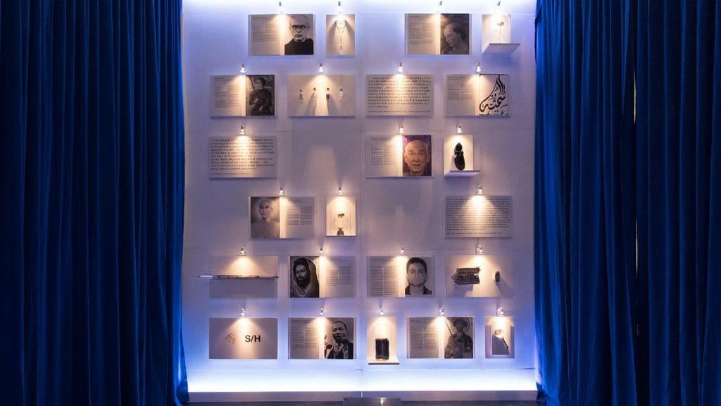 Exposição contém o retrato e biografia de 20 personalidades de todo o mundo 