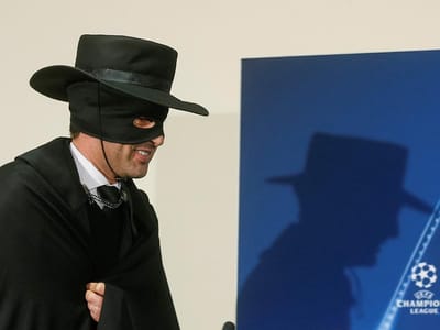 VÍDEO: Paulo Fonseca foi à sala de imprensa mascarado de Zorro - TVI