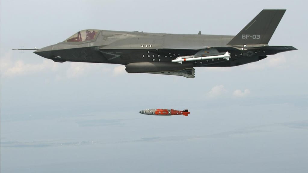 Avião F-35 Lightning II lança míssil