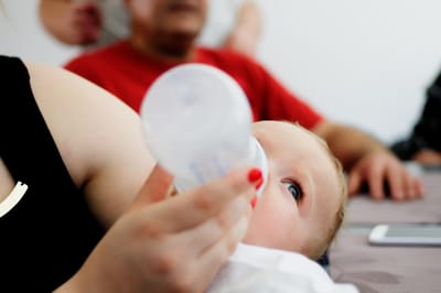 Empresa francesa retira leite infantil do mercado por risco de salmonela - TVI
