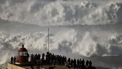 Tempestade Ana causou ondas de 14 metros - TVI