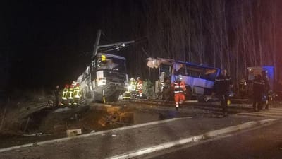 Colisão entre comboio e autocarro escolar faz pelo menos quatro mortos em França - TVI